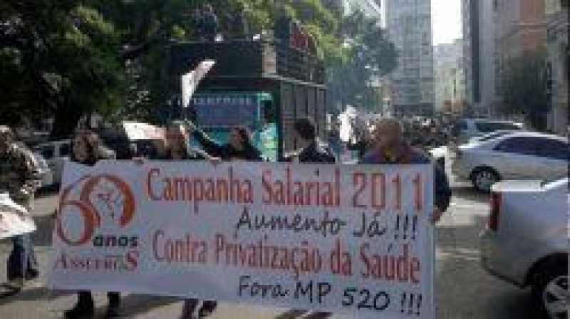 [Servidores da Ufrgs fazem caminhada em Porto Alegre]