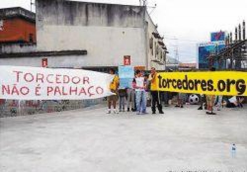 [Torcedores protestam contra elitização do esporte]