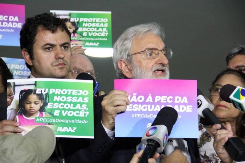 [Sob protestos, PEC 241 é aprovada em segundo turno na Câmara]