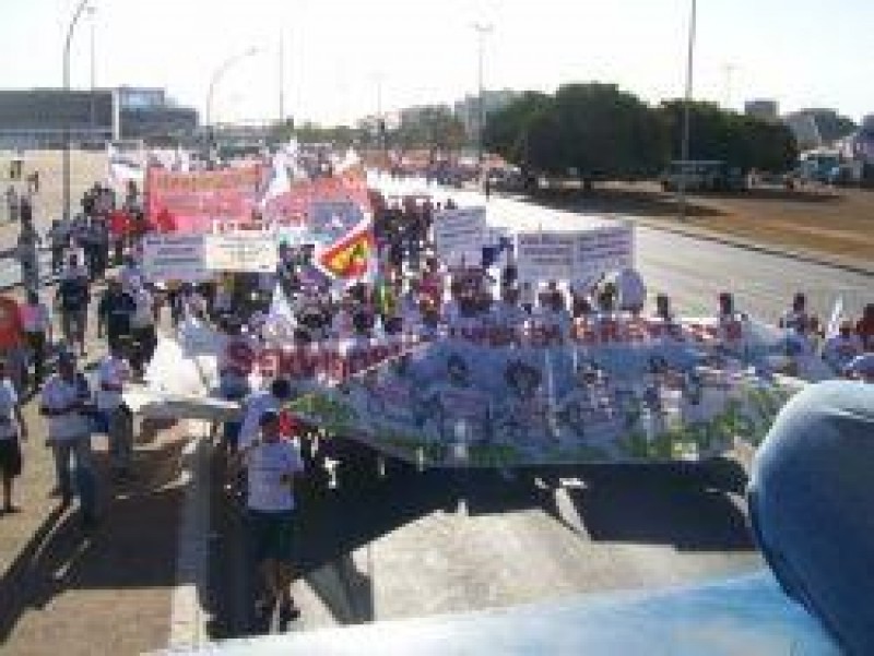 [Funcionários públicos vâo às ruas contra a decisão do Ministério da Fazenda]